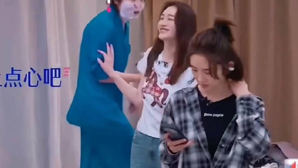 这么好笑的花絮必须公开 哈哈哈她们仨在一起怎么这么有综艺感