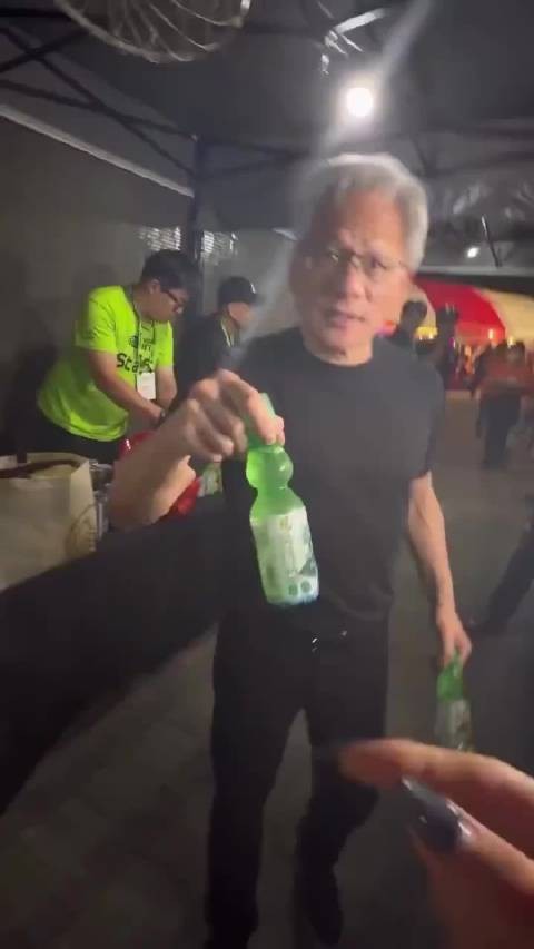 黄仁勋又开始发汽水了，我还是更喜欢他喝豆汁的样子