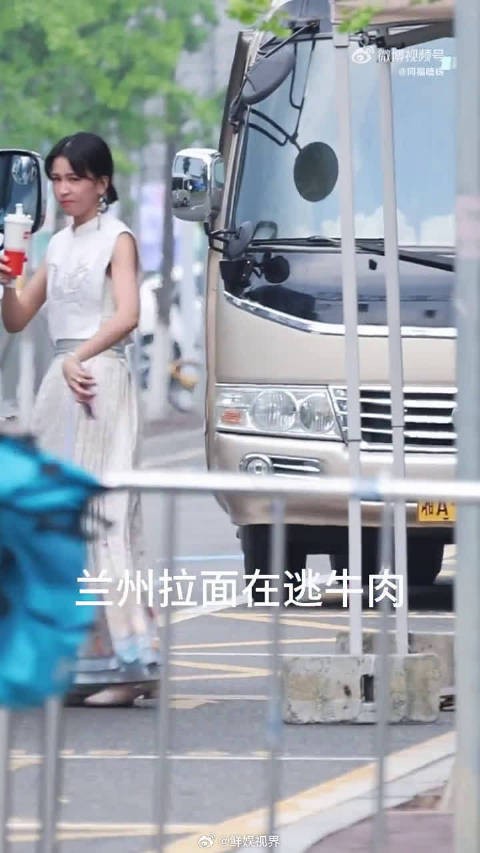 曾沛慈穿马面裙展现古今融合时尚