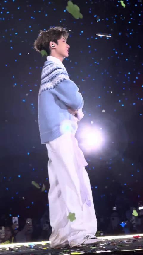 王源的眼神，真看狗都深情啊，温柔感满满！每次看到他的眼睛都感觉好真诚！