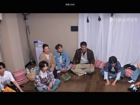 不知道咋了灯一开一关就坐到两个男人中间去了
