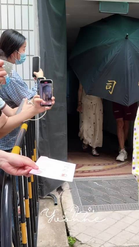 宋祖儿拒收粉丝鲜花暖心叮嘱别乱花钱