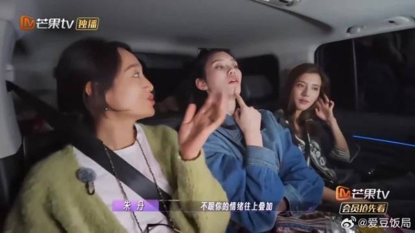 周一围情绪超稳定，甚至拍戏连心跳仪，经常会报警