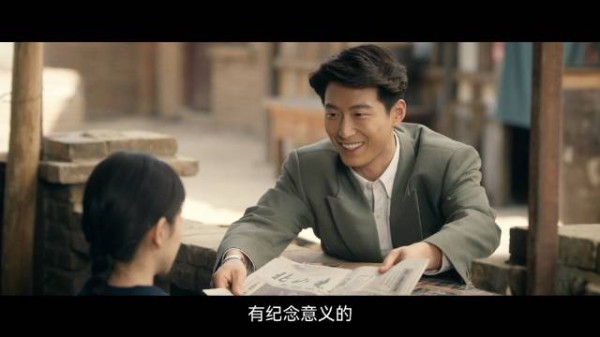 刘红兵首访县剧团赠相册迅速融入