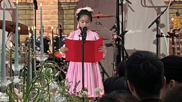 何超盈6岁女儿在奚梦瑶婚礼上脱稿演讲