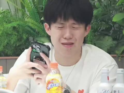 王楚钦为粉丝签名互动显温暖