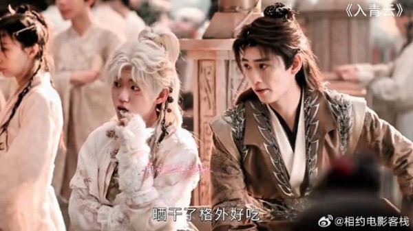 夫妻俩的小宠儿也很甜,不休天天喂小鱼干给二十七吃