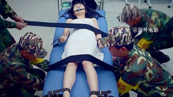 父亲为了教训不听话的女孩竟不择手段！