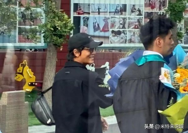 50岁陈坤被嘲“不婚无子” 转头带妈现身侄子毕业 外甥帅到撞脸舅舅