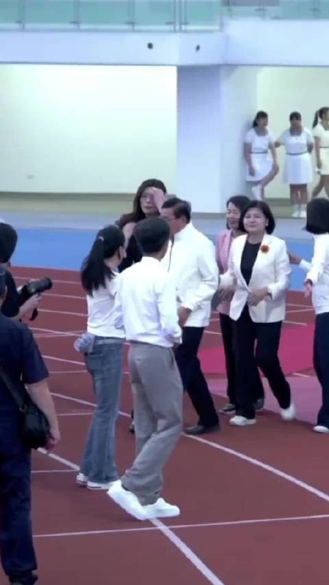 在野党郑丽文也风光?