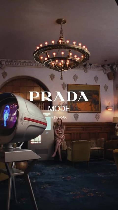 《亢奋》猪耳丝 “亨特·莎弗” 出席Prada活动造型！