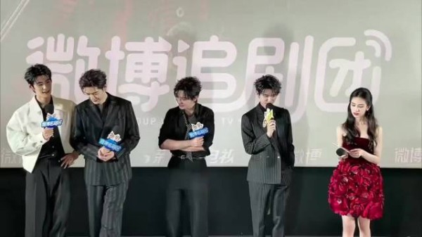 谁懂！周翊然对着陈都灵魔性献唱嘴巴嘟嘟，姐姐表情太真实