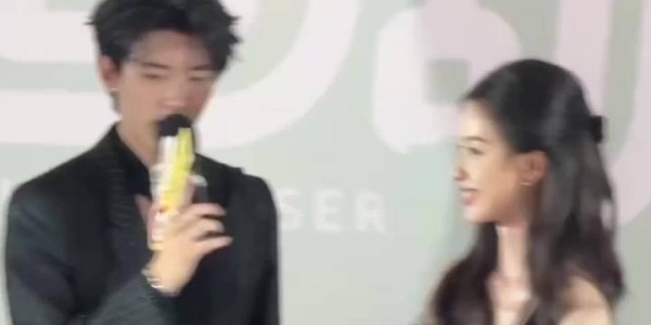 陈都灵片场被男演员围唱嘴巴嘟嘟