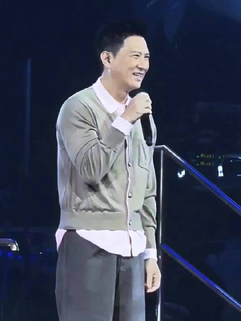 难怪张家辉要跟刘德华打招呼… 不然完事搞不好能看到韦吉祥追着飞机砍