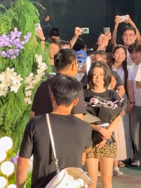 从这个求婚现场来看,说实话我从女生眼里看不到任何惊喜和开心