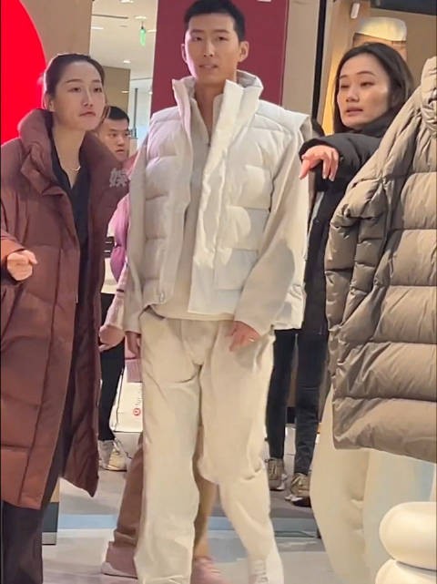 走路很有格调的窦骁,也太帅咯
