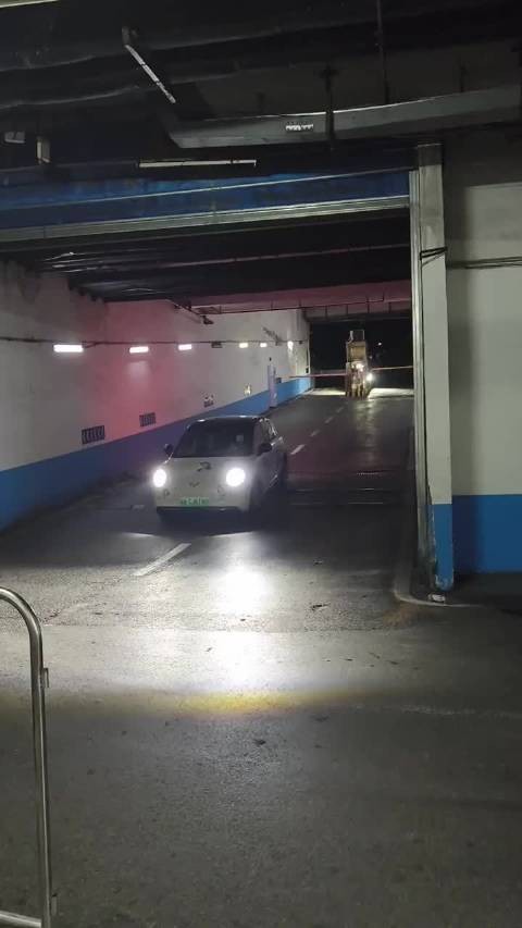 这个孟子义好萌的吧！车和人一样可爱