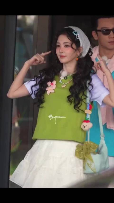 叠词从她嘴里出来一点不违和,反而让人想跟着重复一遍