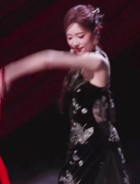 张月在《莫离》中饰演反差感太妃获赞