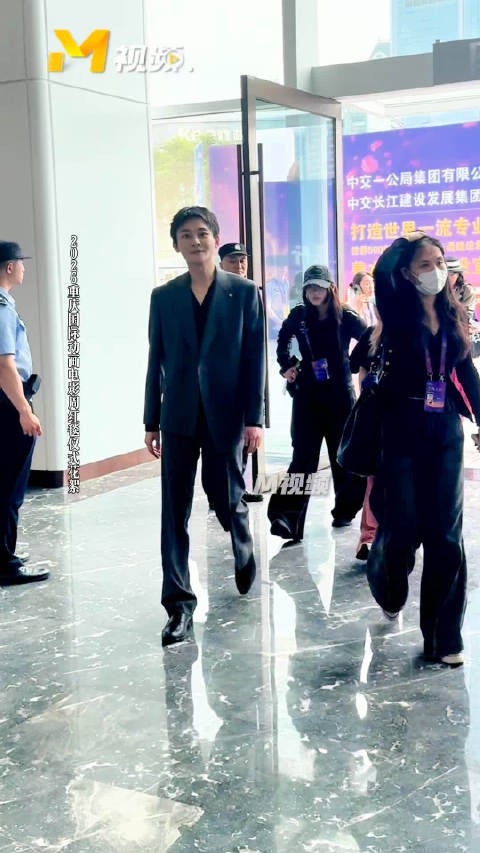刘怡潼好帅，他现身后台，和电影频道记者说：“又见面了”！