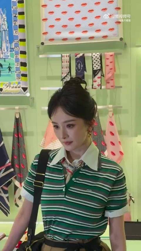 杨幂丸子头搭配绿条纹Polo衫亮相品牌活动