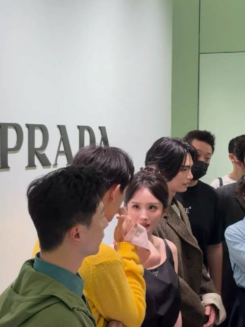 两位在聊啥呢 杨幂李现Prada造型