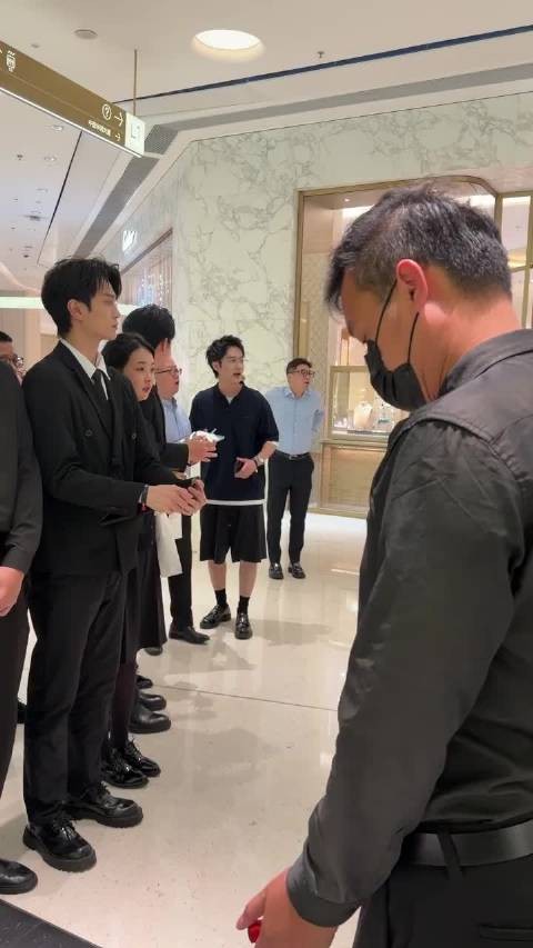 李现出席活动展现优越身型帅爆全场