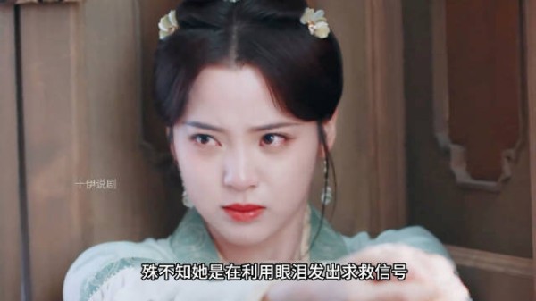女孩每次遇到危险就会狂扇自己巴掌
