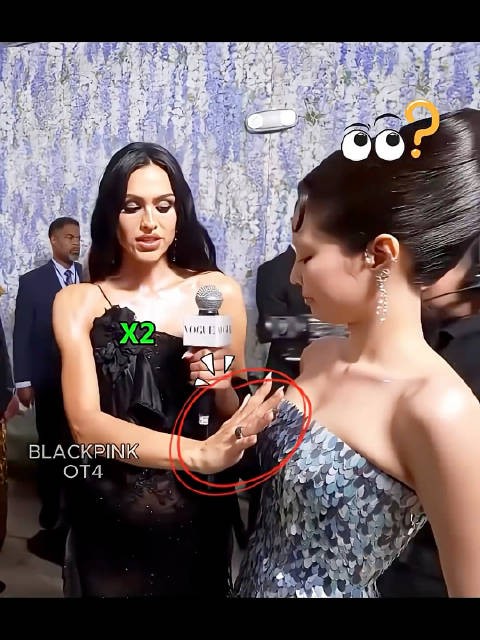 Jennie被女星触碰后反应引发争议