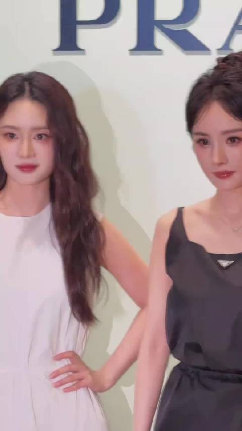 杨幂李沁同框亮相,展现顶级美貌