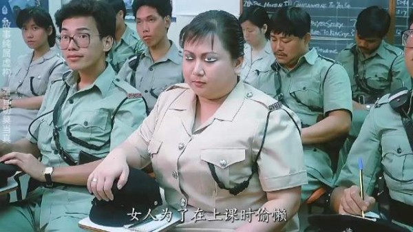 女警为了上课睡觉,画出眼睛后笑料百出