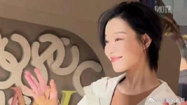 倪妮三里屯出席活动，罕见以短发造型露面，全靠颜值撑着
