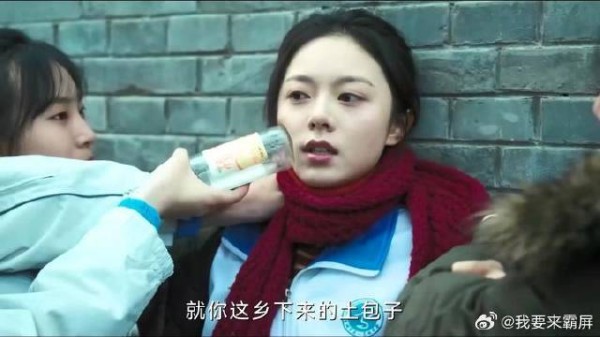 女孩反抗校园霸凌，回家后却被母亲罚着下跪认错