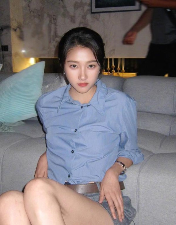 关晓彤大方秀美腿。