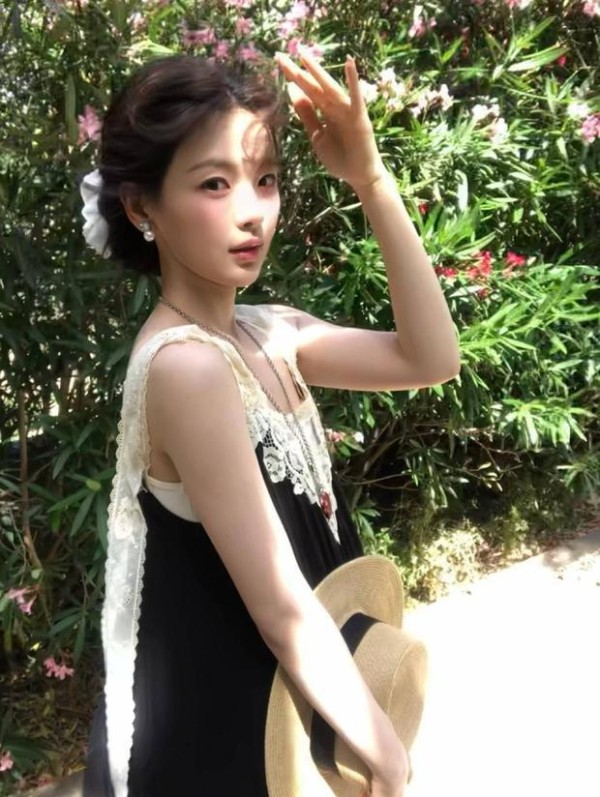 杨超越晒户外美照 穿蕾丝吊带裙元气满满