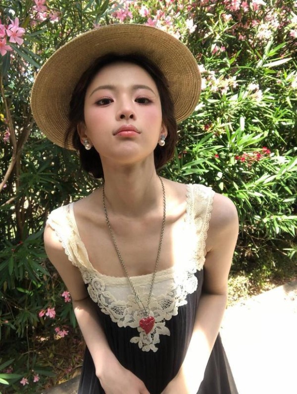 杨超越身材纤瘦，锁骨吸睛。