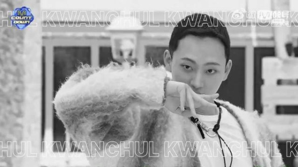 朴志训李相二等《菜鸟伙房兵》演员组味觉男孩登台打歌，应援棒为舀饭勺