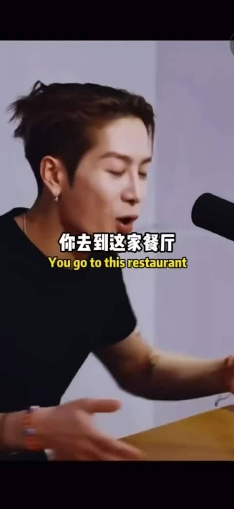 王嘉尔谈溢价时代终结，直言夜市炒饭更实在