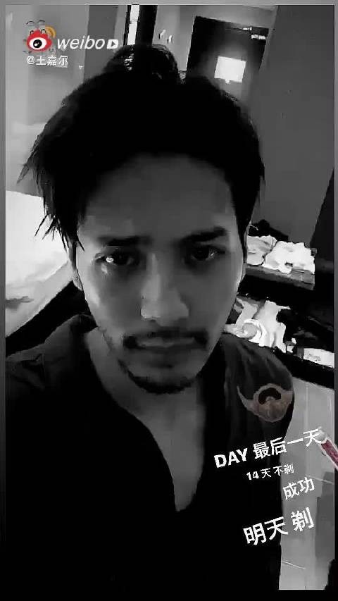 王嘉尔隔离14天胡须造型演变，素颜胡茬荷尔蒙爆棚