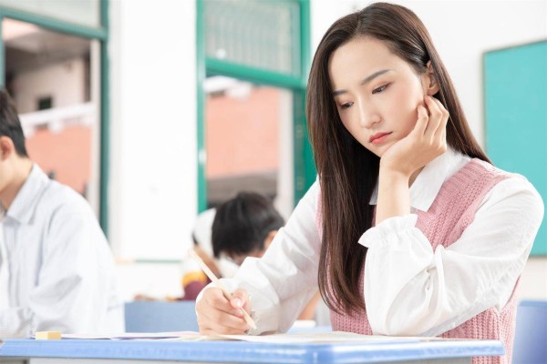 结了婚的女人要是有这么个反应，那就是喜欢你，别搭理也别纠缠