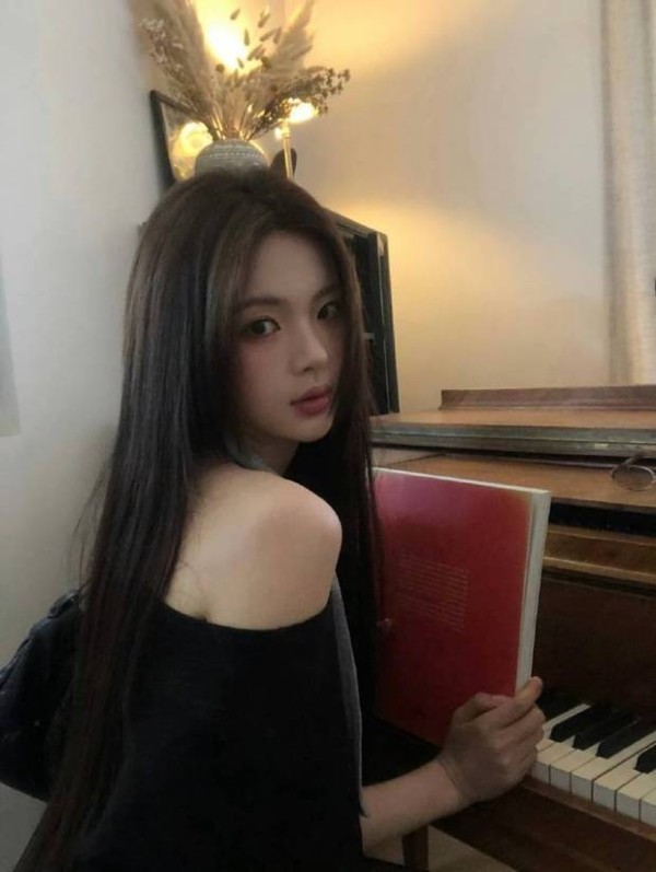 杨超越绝美回眸。