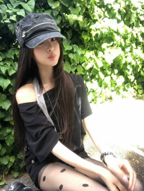 杨超越俏皮嘟嘴。