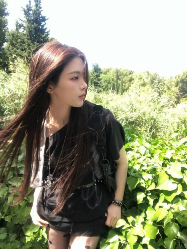 杨超越侧颜精致。