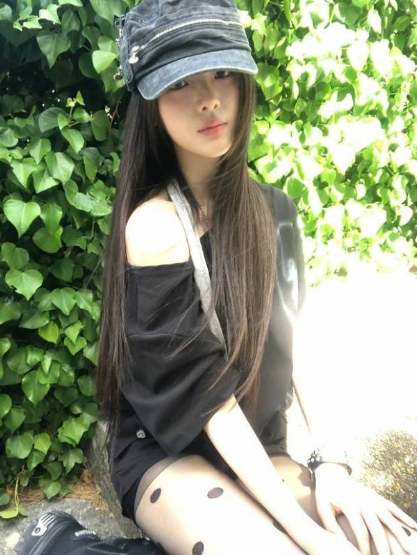 杨超越身穿波点丝袜。