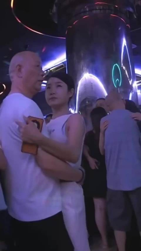 退休大爷的日子，幸福滋润！