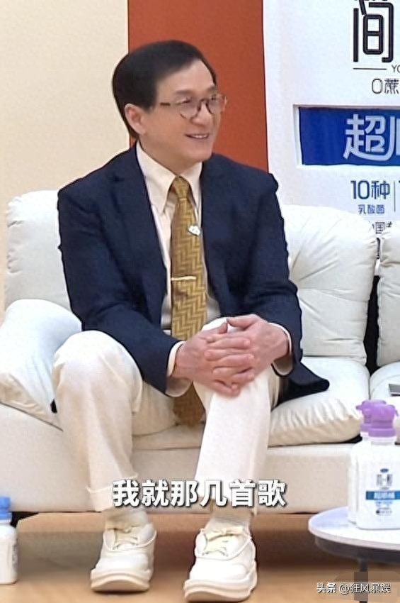 直言自己歌量少不敢开巡演，网友：成龙出过专辑，不够找任贤齐借