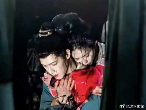 “灯火阑珊，我的心借了你的光是明是暗”