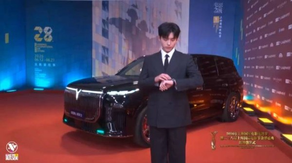 陈飞宇亮相上影节红毯谈演员感悟