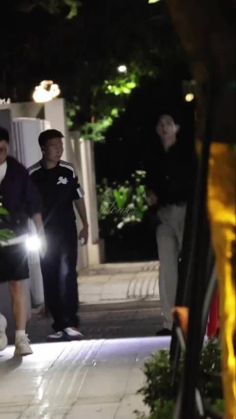 李现雾里青路透,夜色里出现自带氛围感
