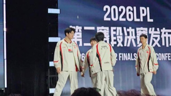 拍完合影准备要走了，但是又被叫回来，索性在天神带领下坐下来了